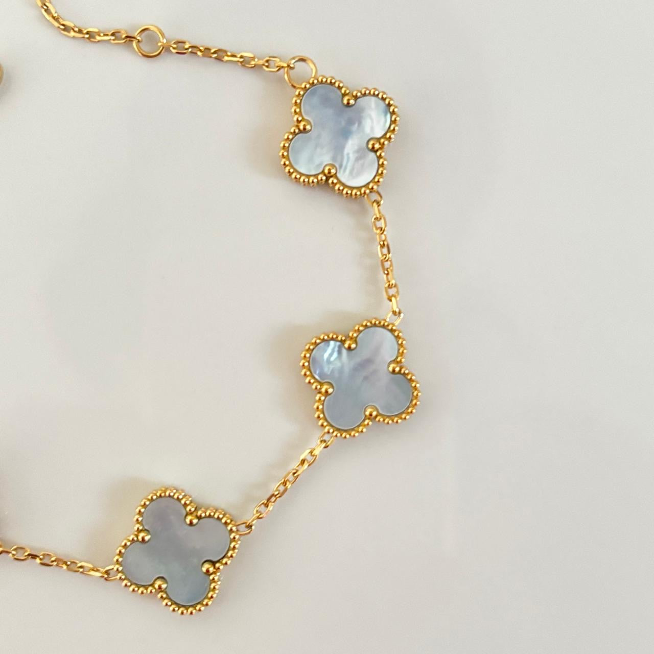 Luxurious Ice Blue-Shell 5 Motifs Clove Bracelet