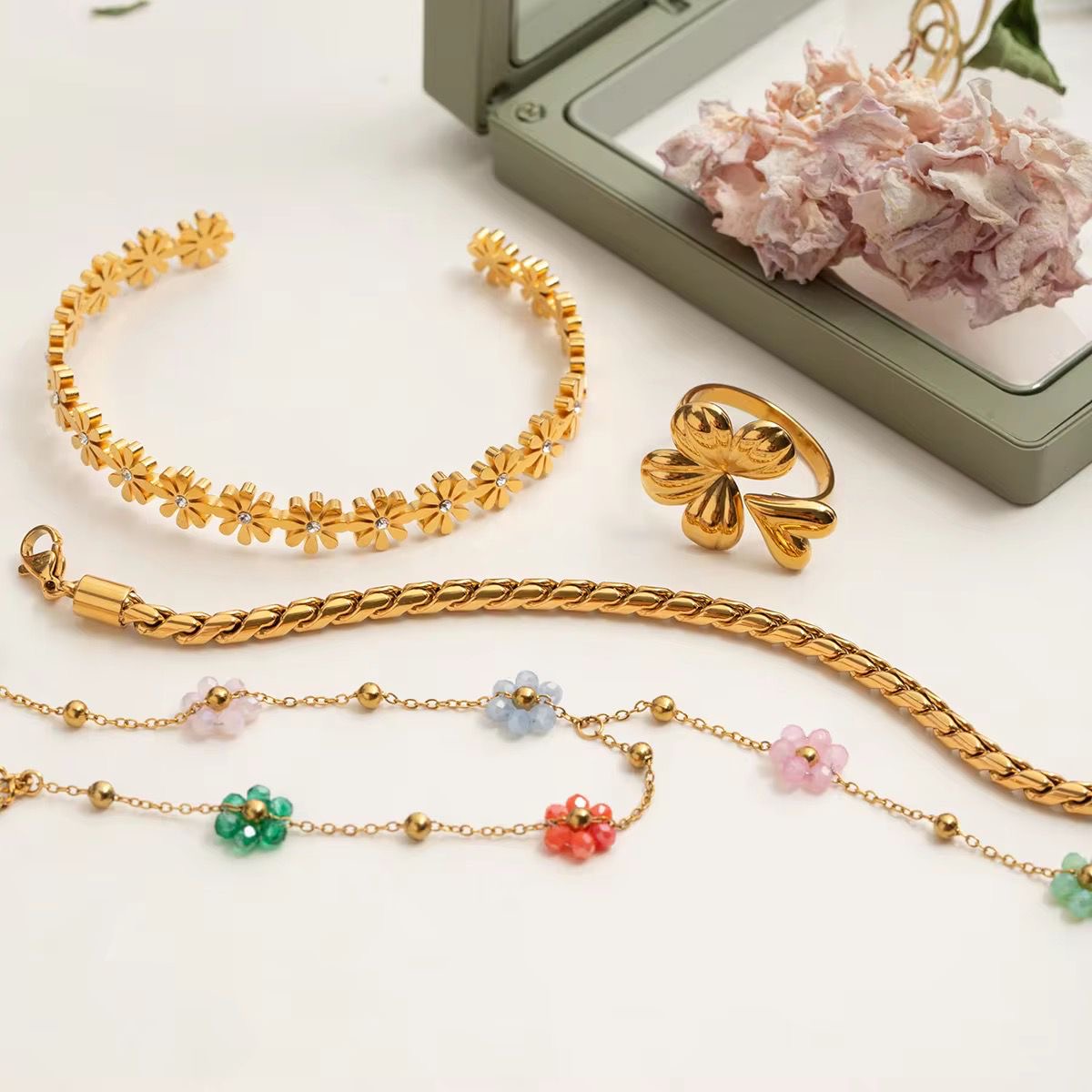 Disty Daisy Hand Chain