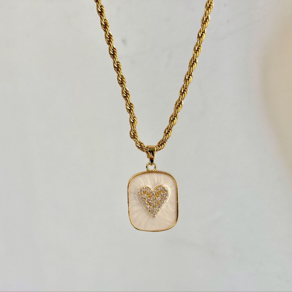 Glittery Sweetheart Shell Necklace -18K