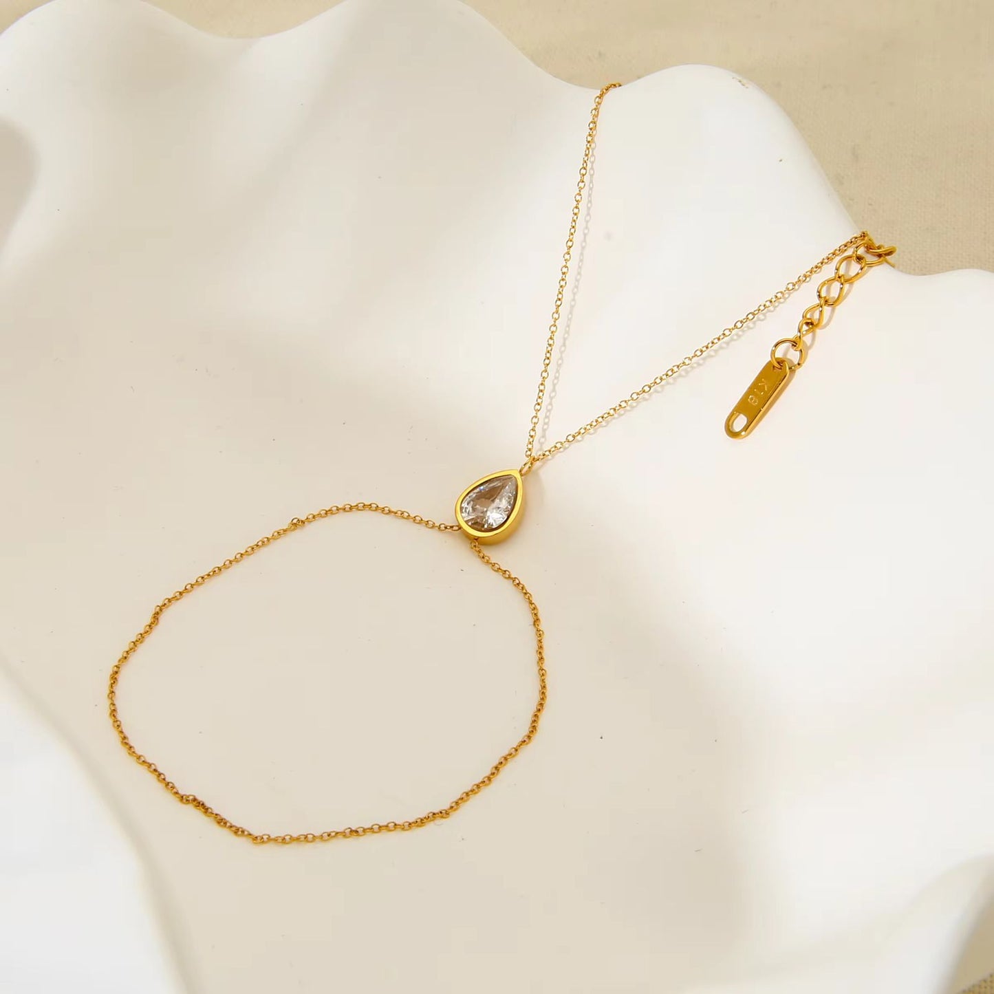 Lumière Pearcut Hand Chain