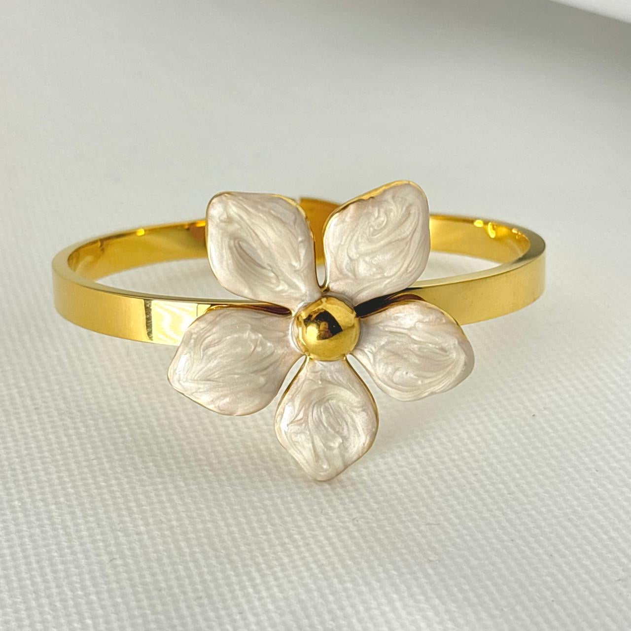 Lily Charm Cuff -Perle White