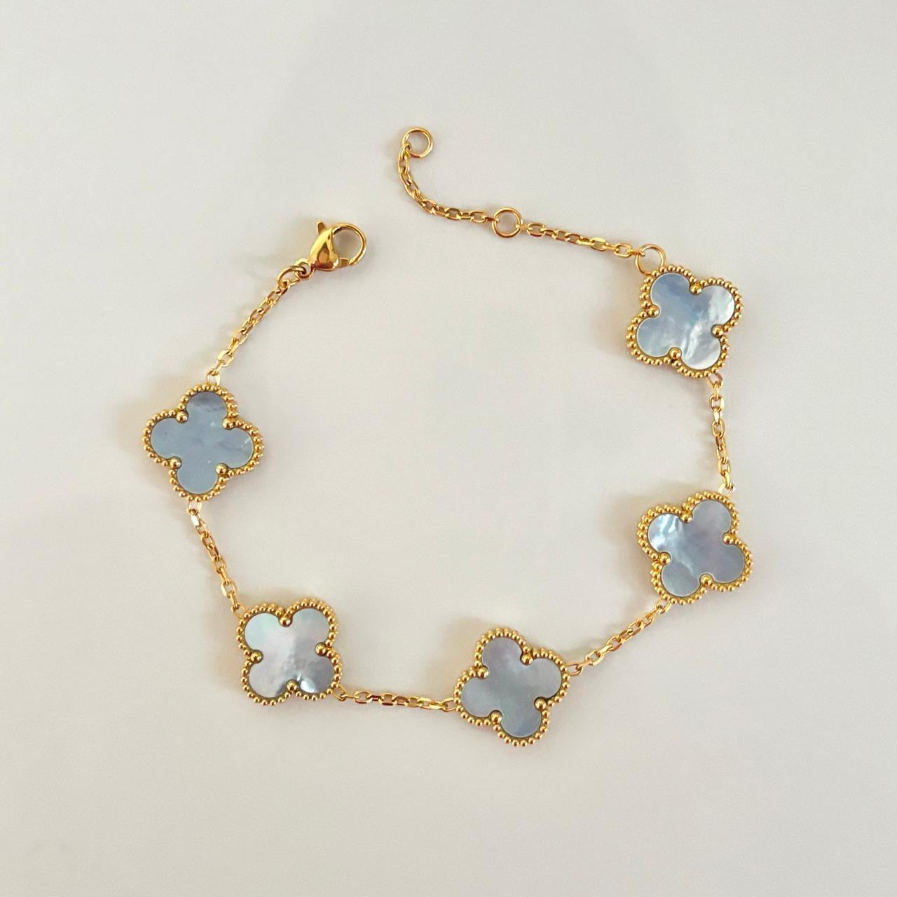 Luxurious Ice Blue-Shell 5 Motifs Clove Bracelet