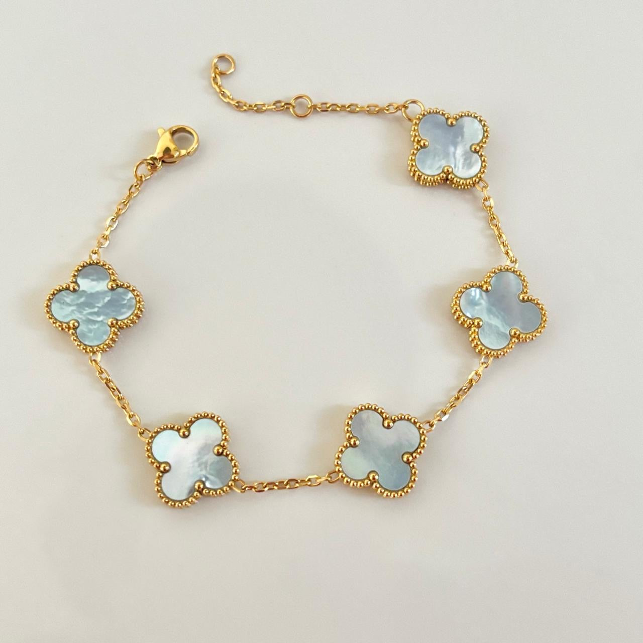 Luxurious Ice Blue-Shell 5 Motifs Clove Bracelet