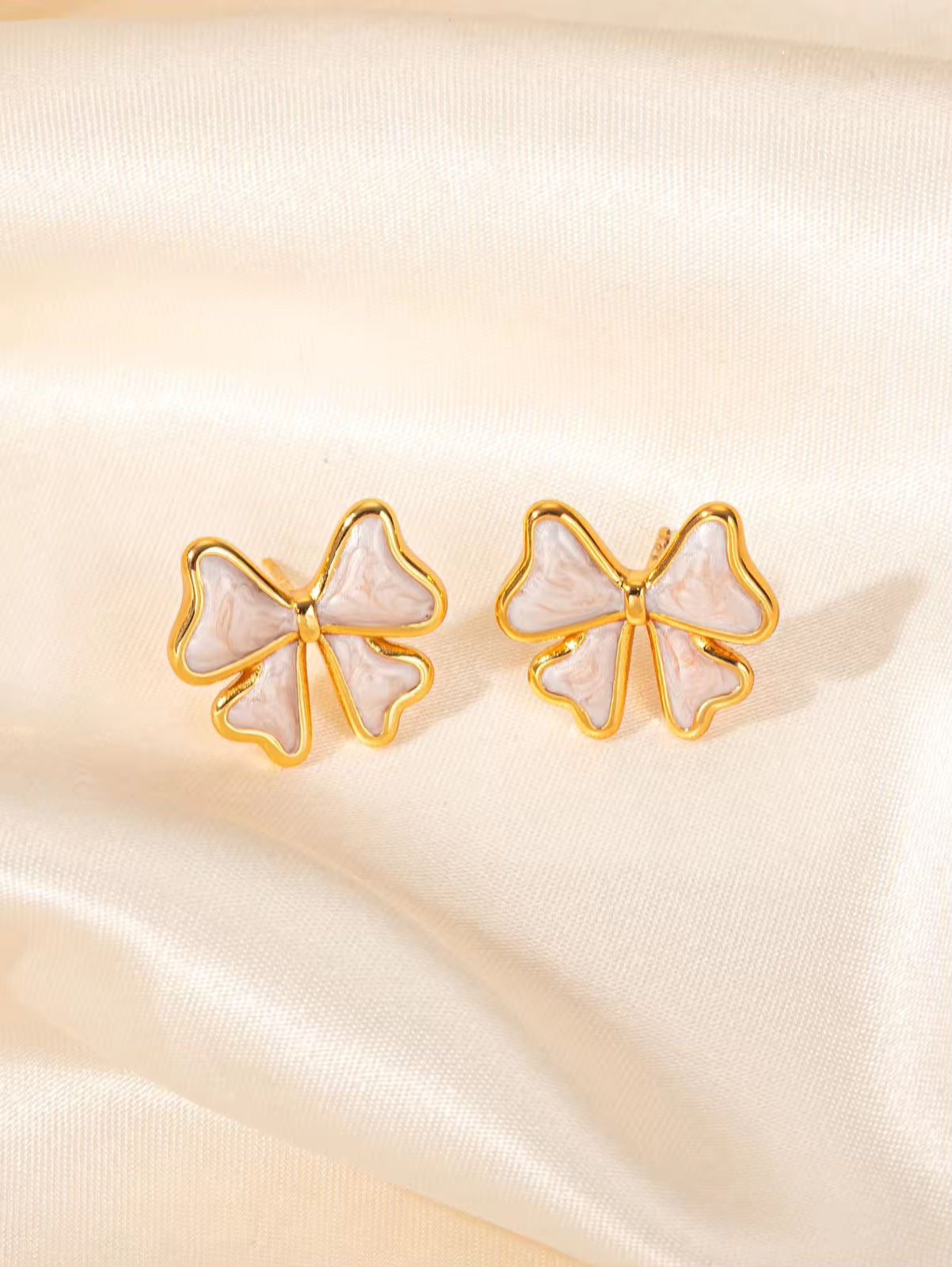 Disty Bow Studs -White