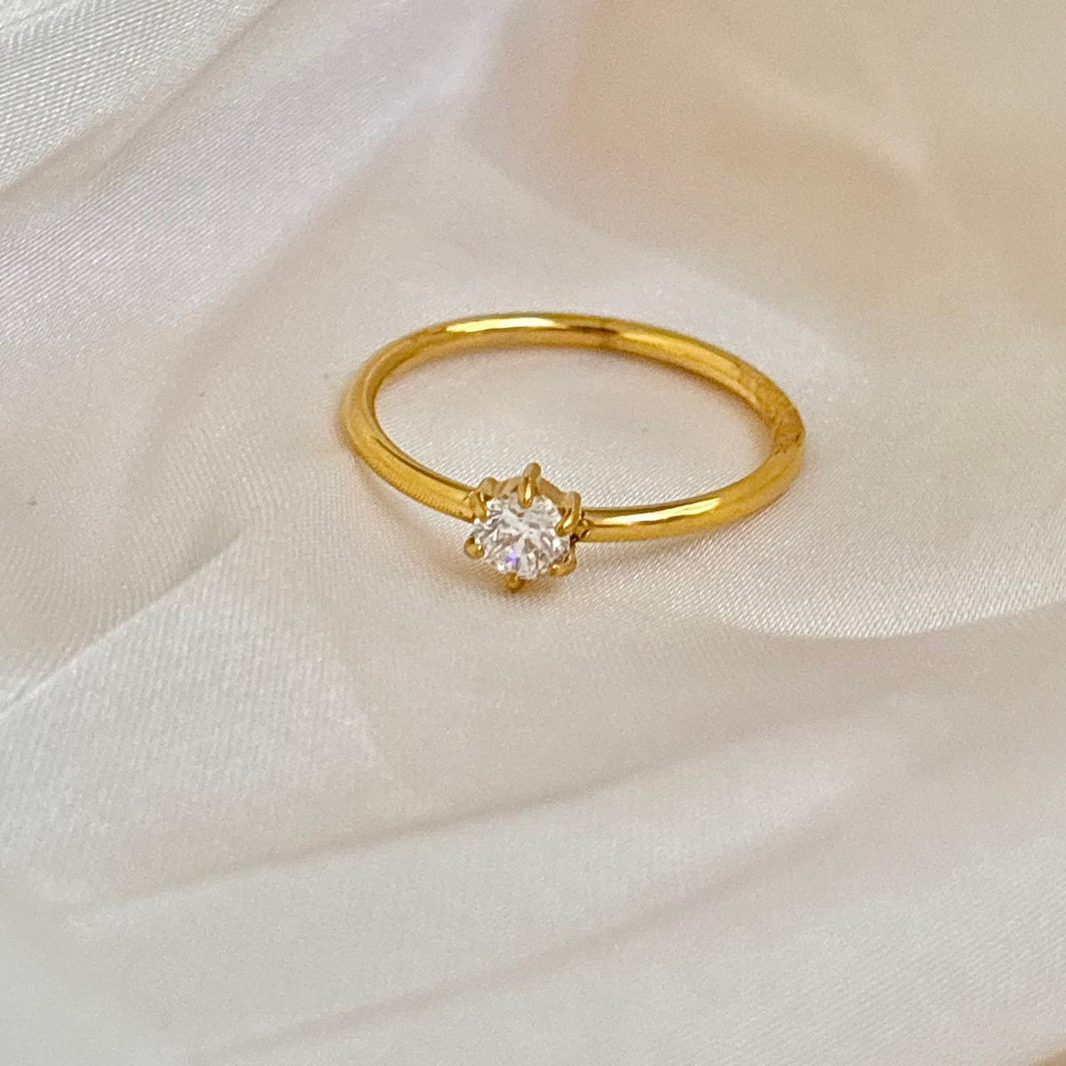 Solitaire Lumière Ring