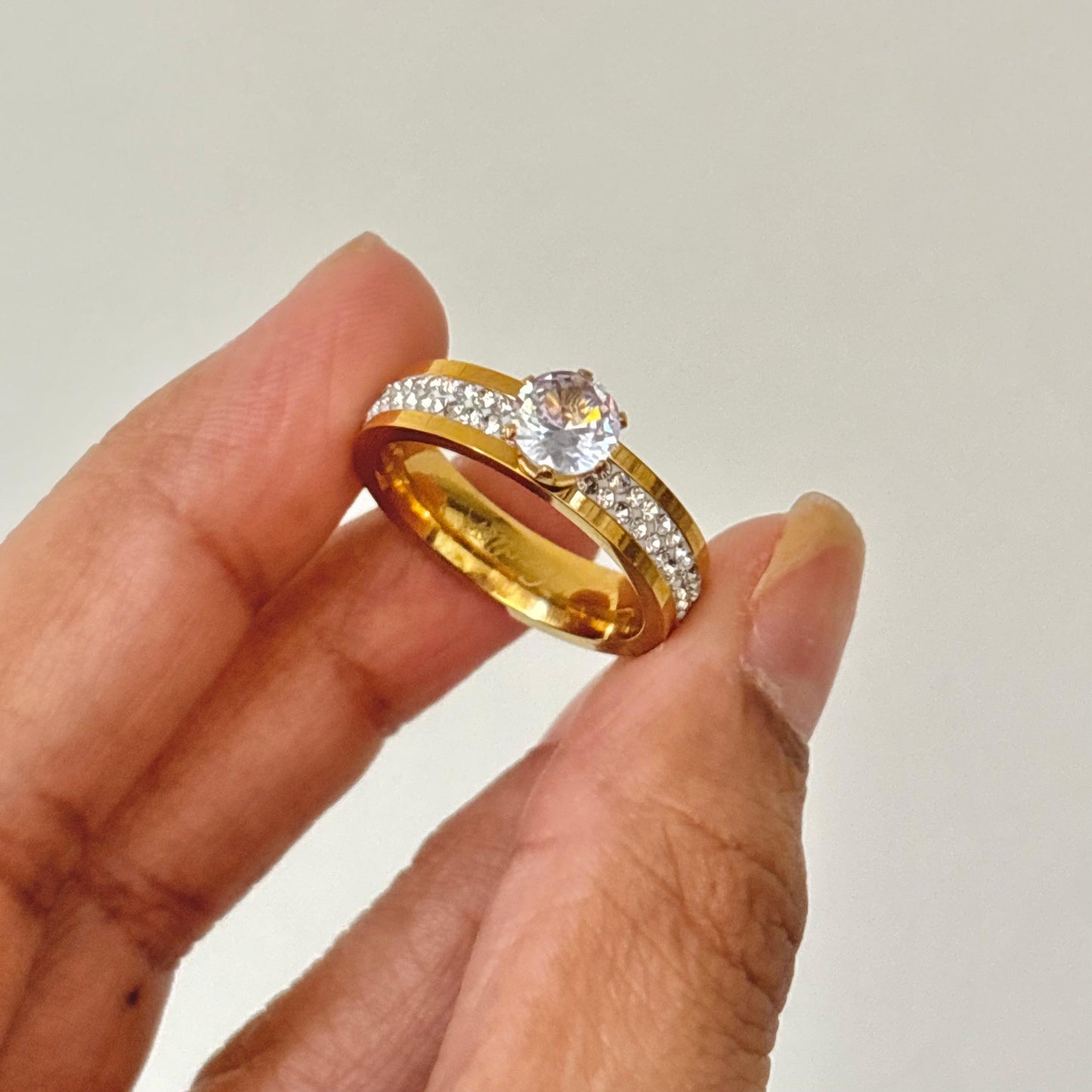 Sparkling Soltiare ring