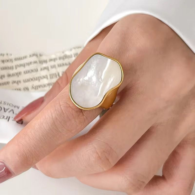 Casandra Shell Signet Ring