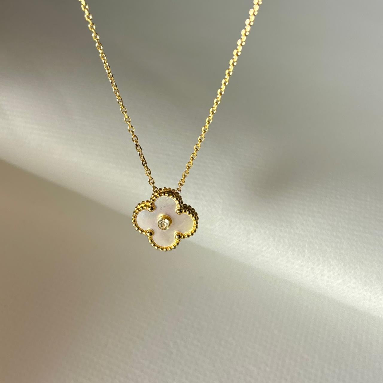 Perlé Queen Clove Necklace -Shell