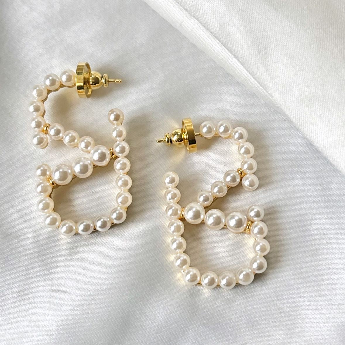 V Signature Pearls X Metal Earrings -22K