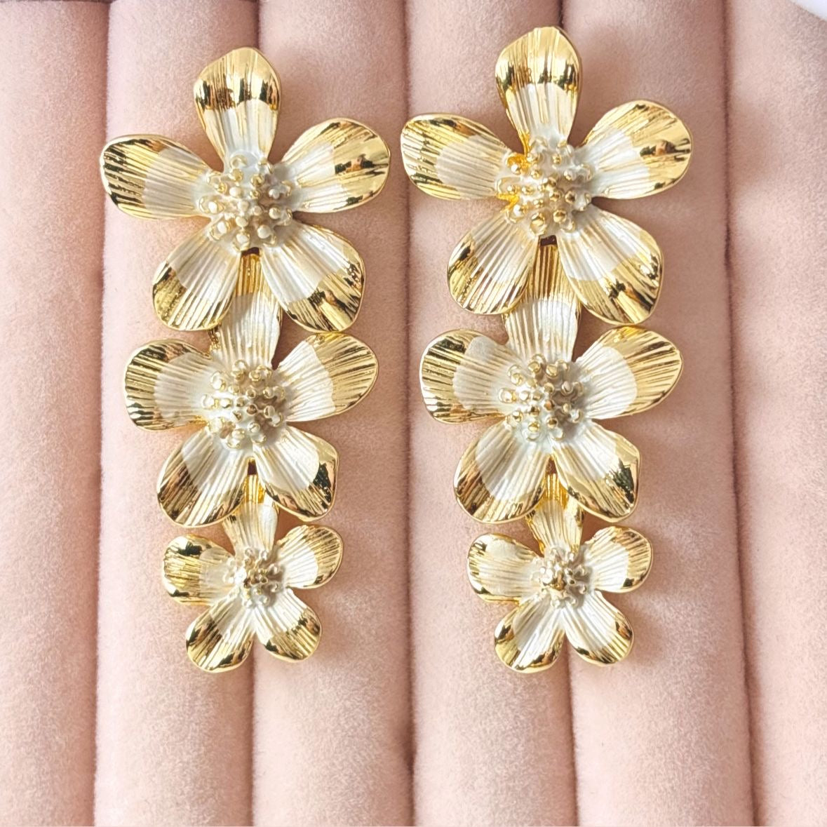Daisy Vacay Studs -White