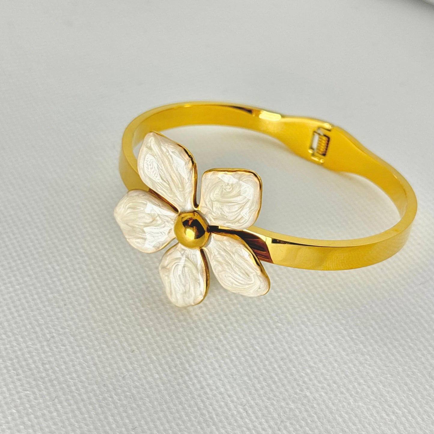 Lily Charm Cuff -Perle White