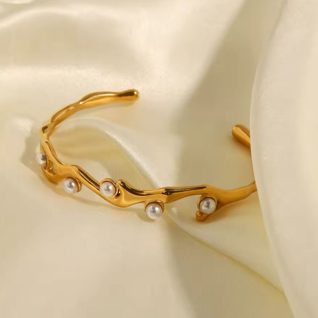 Pearly Dreamy Cuff -18K