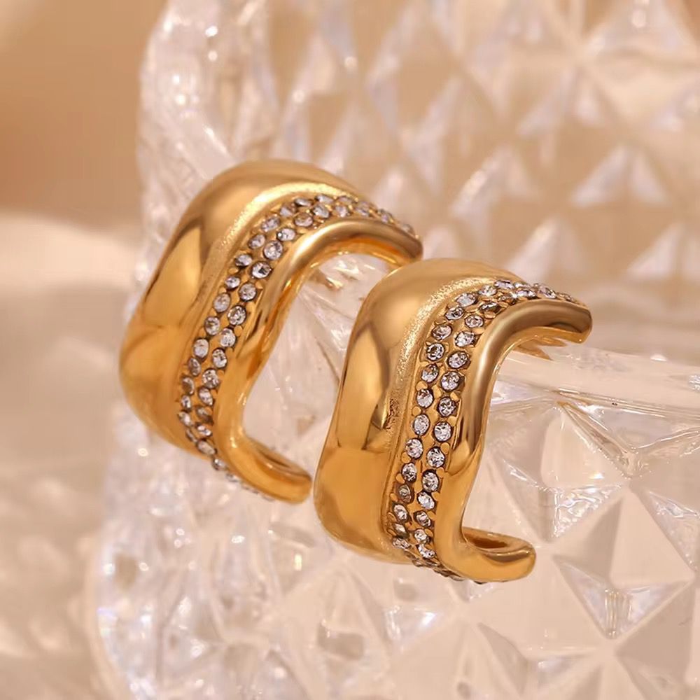 Voiletta Curly C Hoops