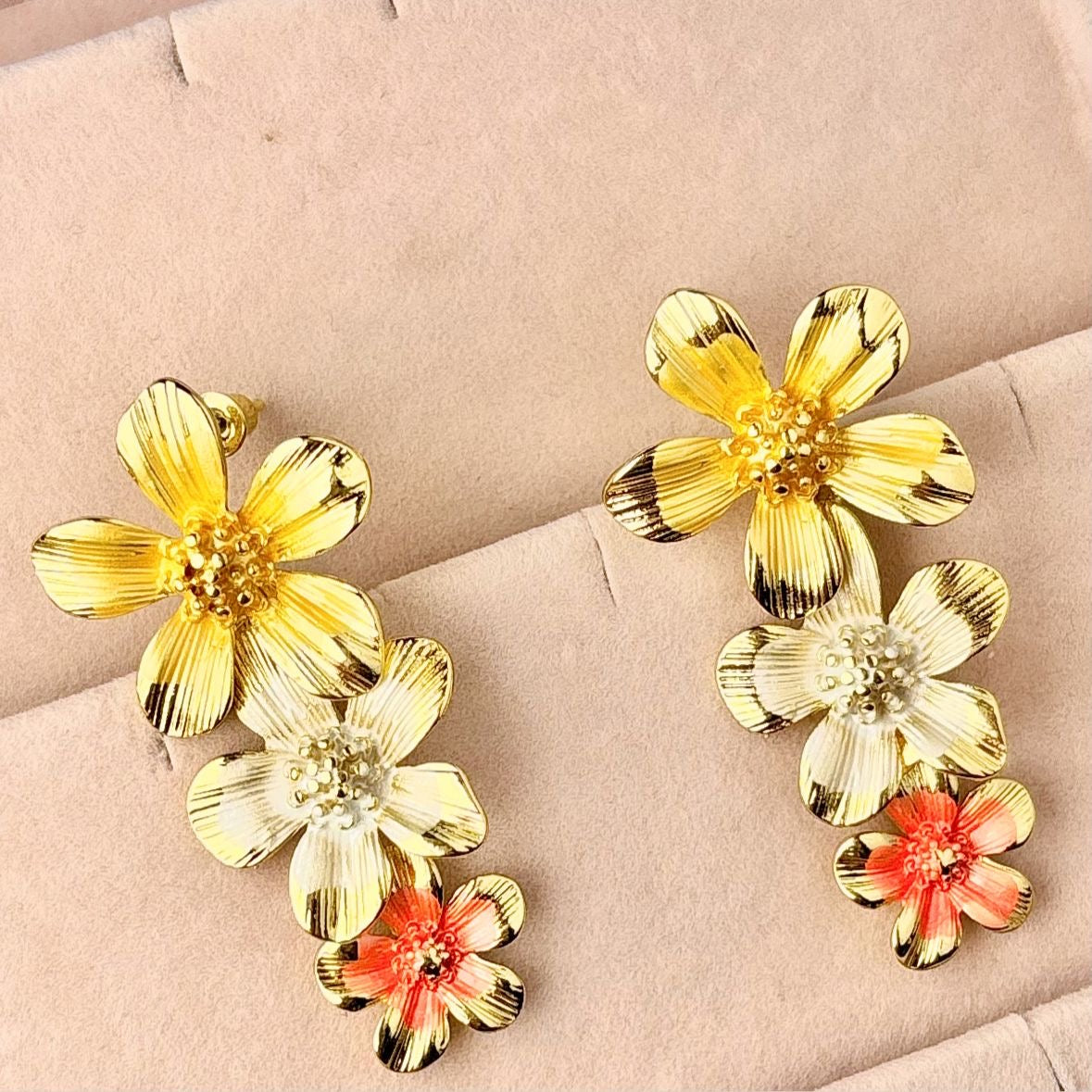 Daisy Vacay Studs -Tangerine
