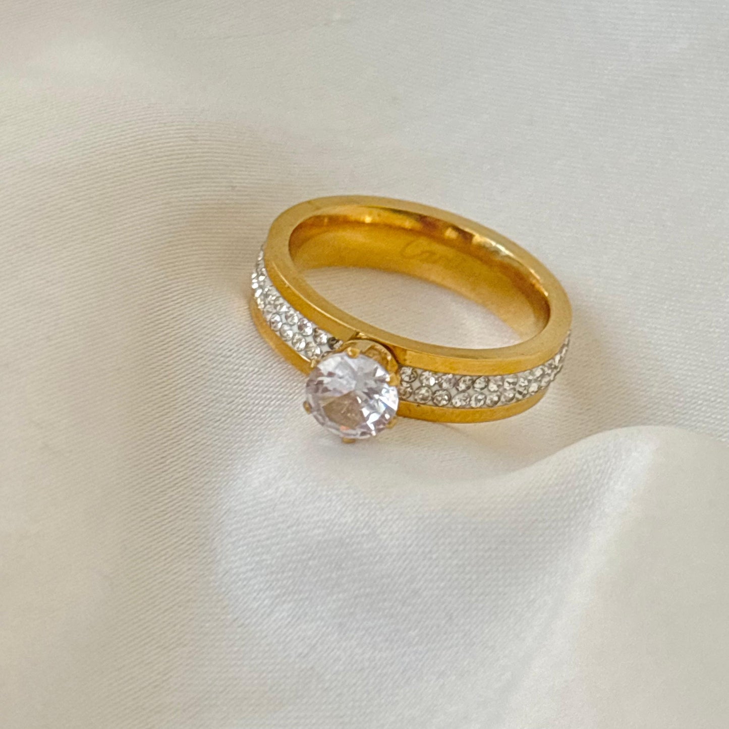 Sparkling Soltiare ring