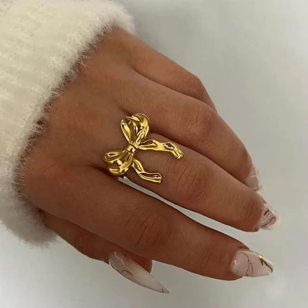 Coqeutte Bow Ring