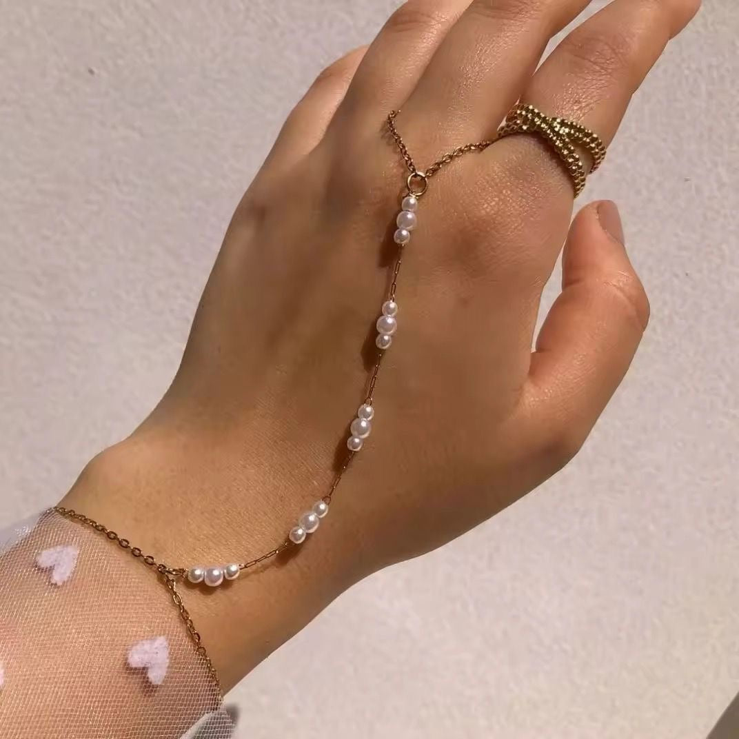 Irene Perle Hand Chain