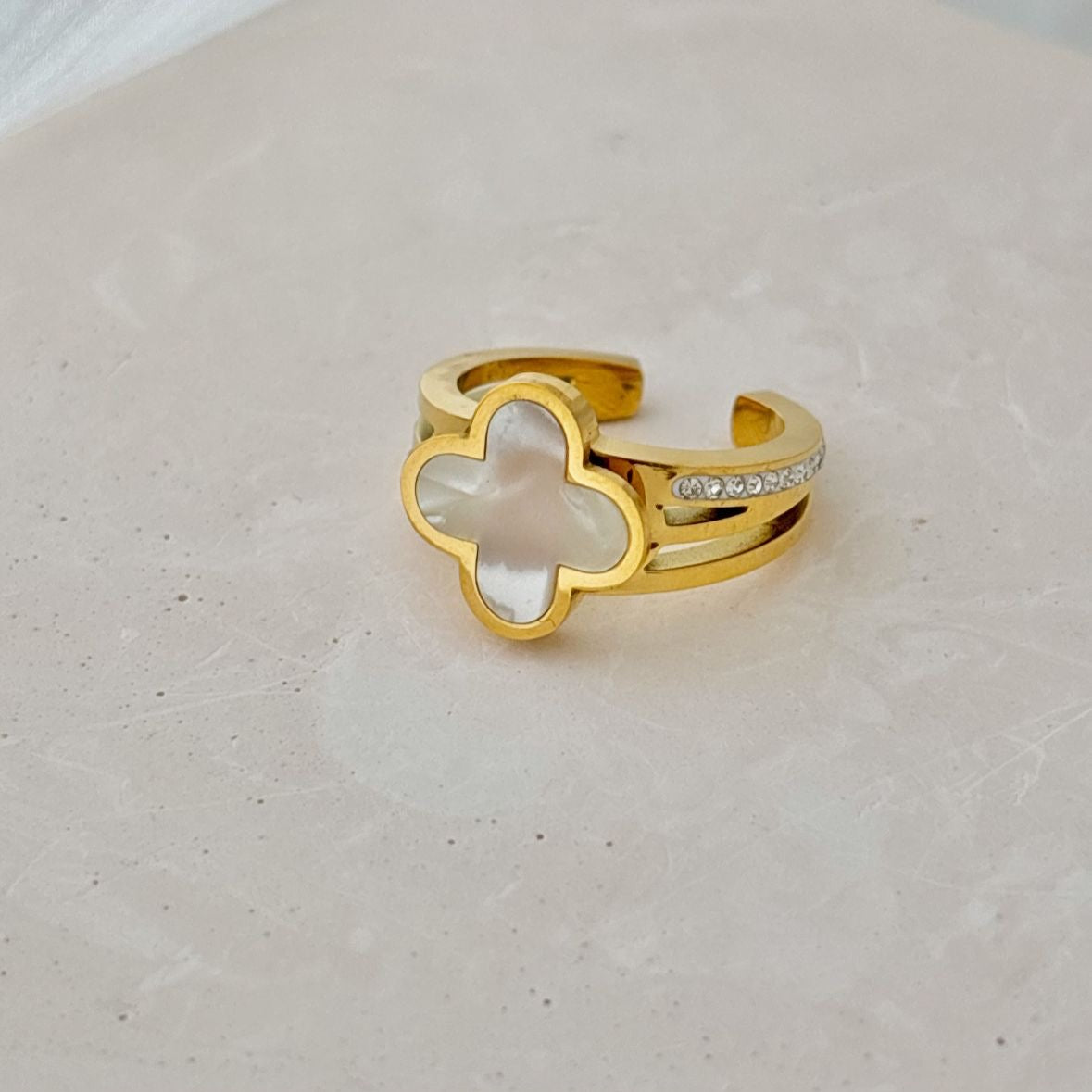 Clover White Shell Ring -18K