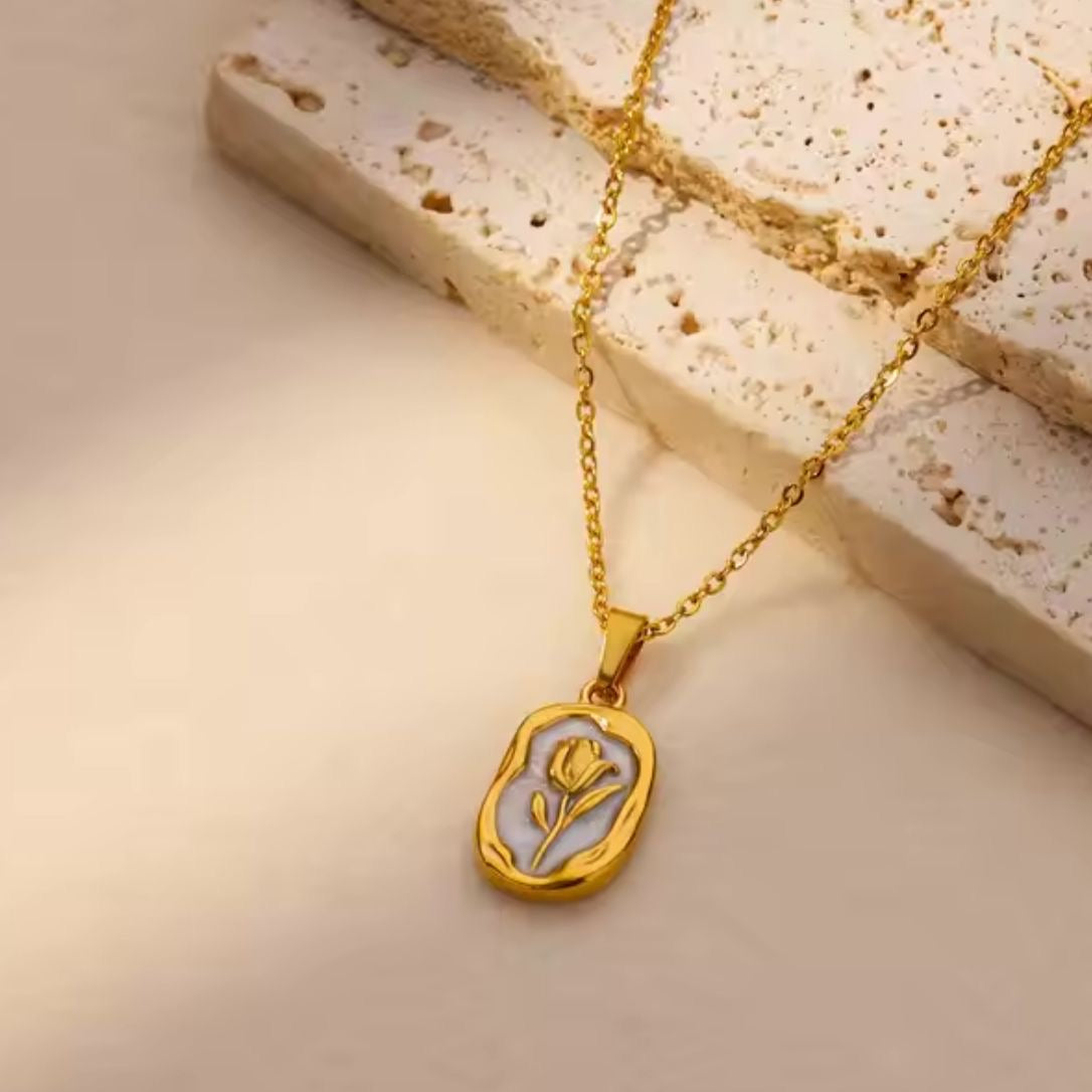 Rosá Shell Engraved Vintage Pendant -18K