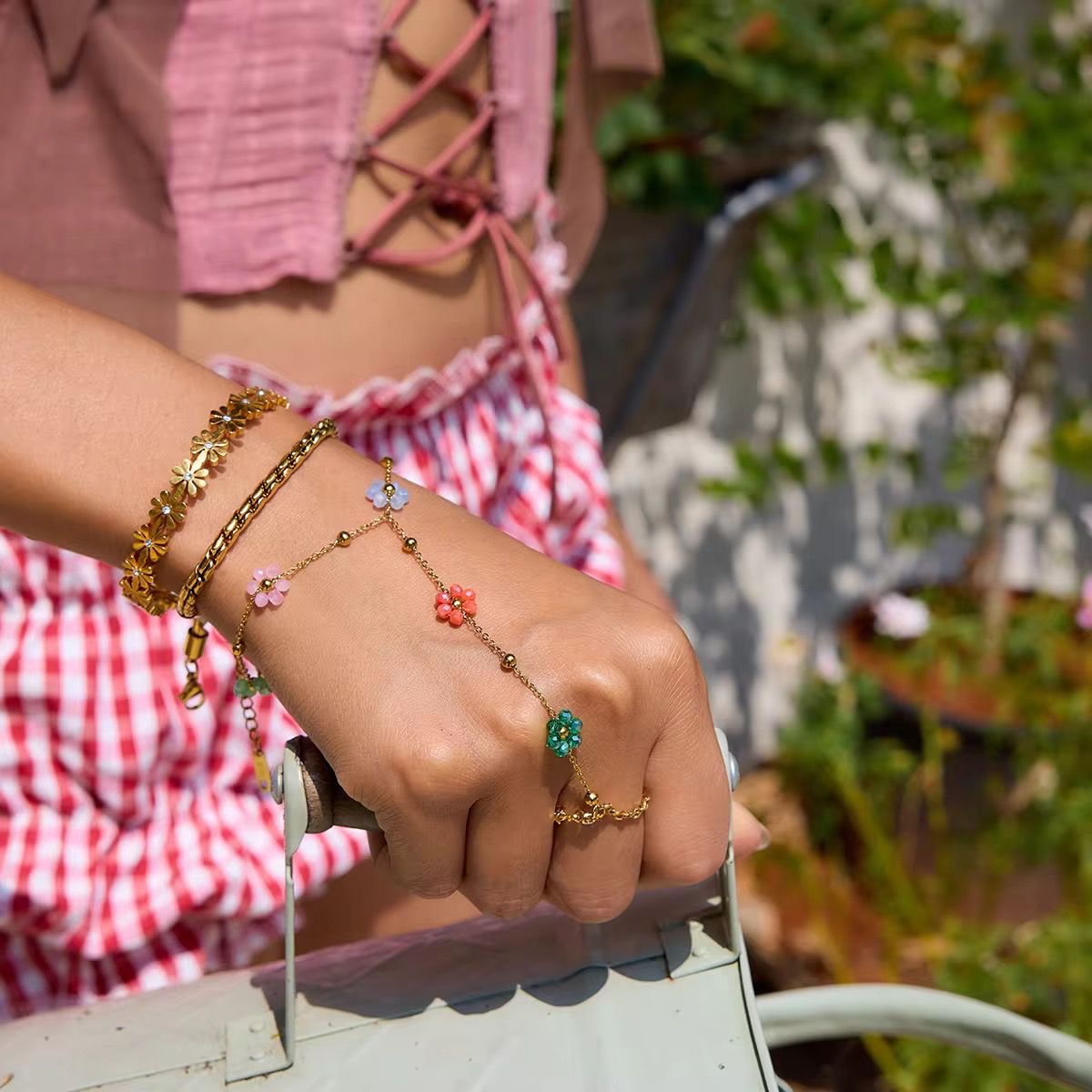 Disty Daisy Hand Chain