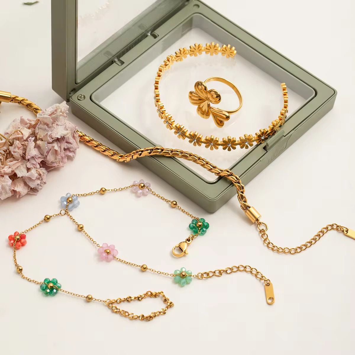 Disty Daisy Hand Chain