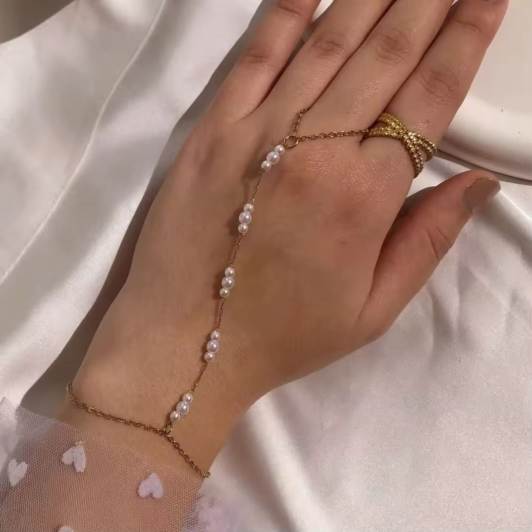 Irene Perle Hand Chain