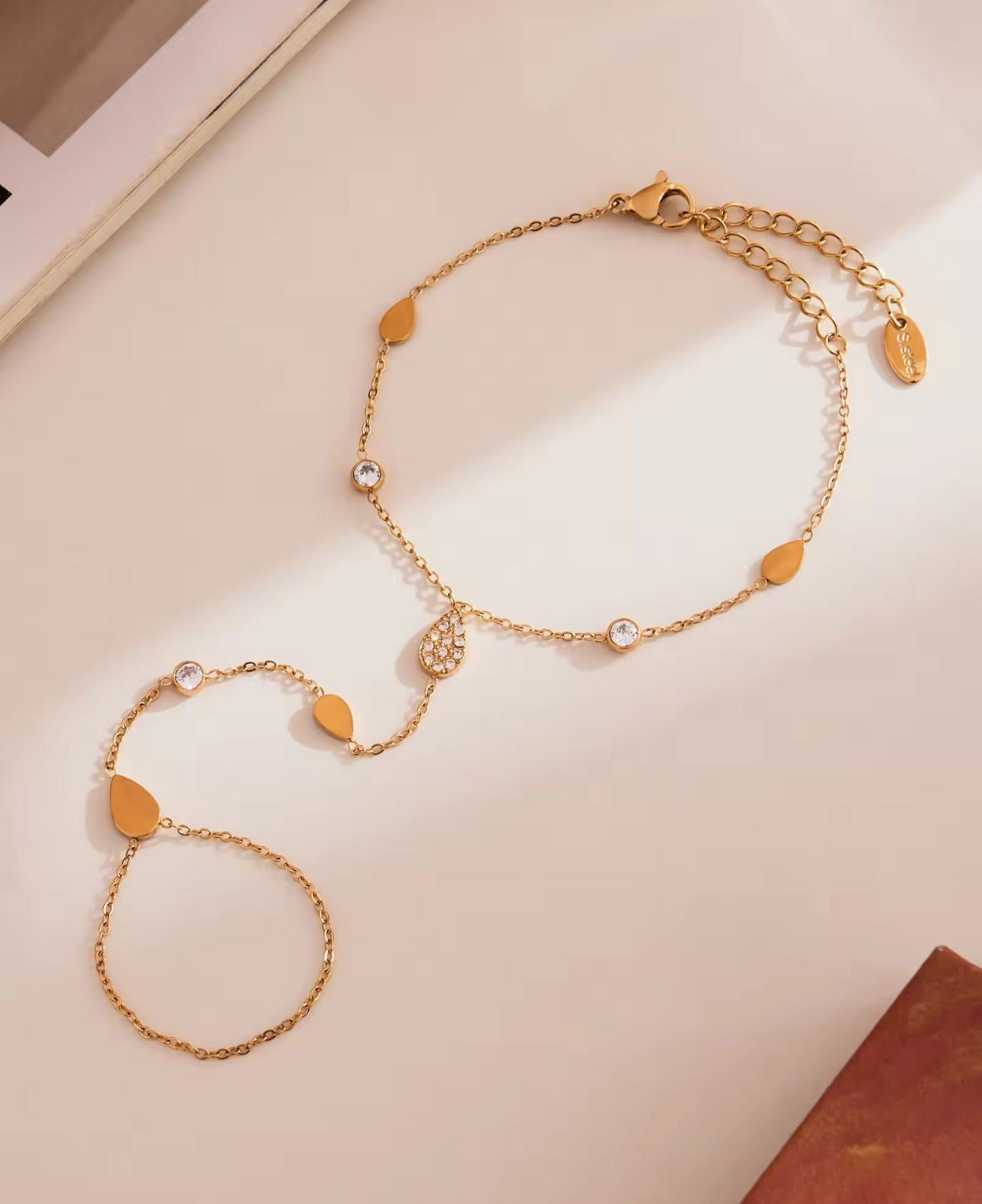 Diva’s Handchain