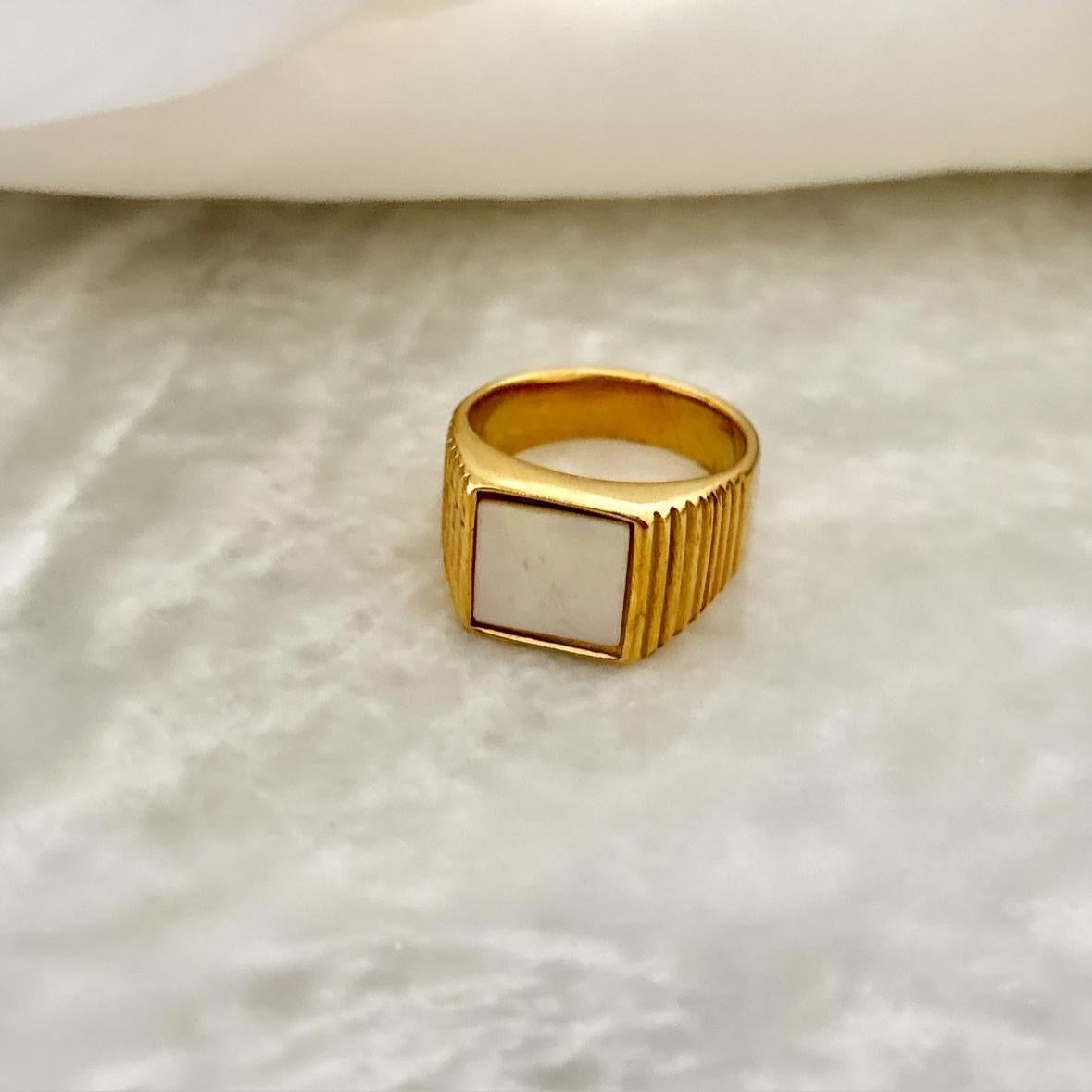 Vintage Insignia White Ring -18K