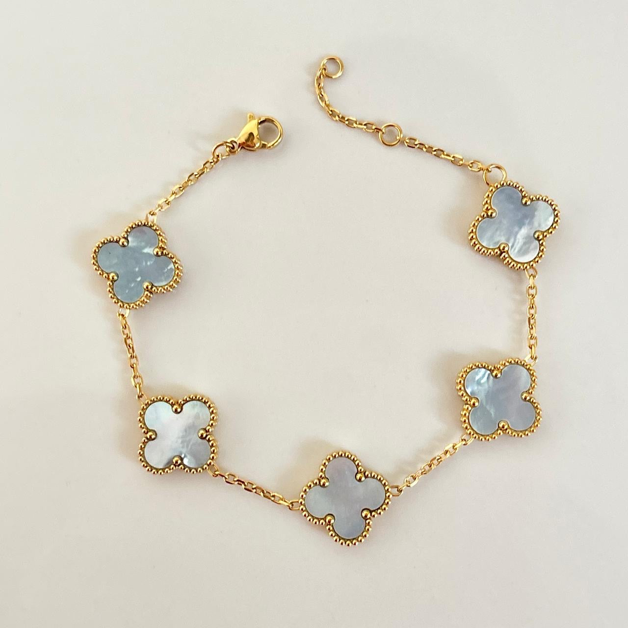 Luxurious Ice Blue-Shell 5 Motifs Clove Bracelet