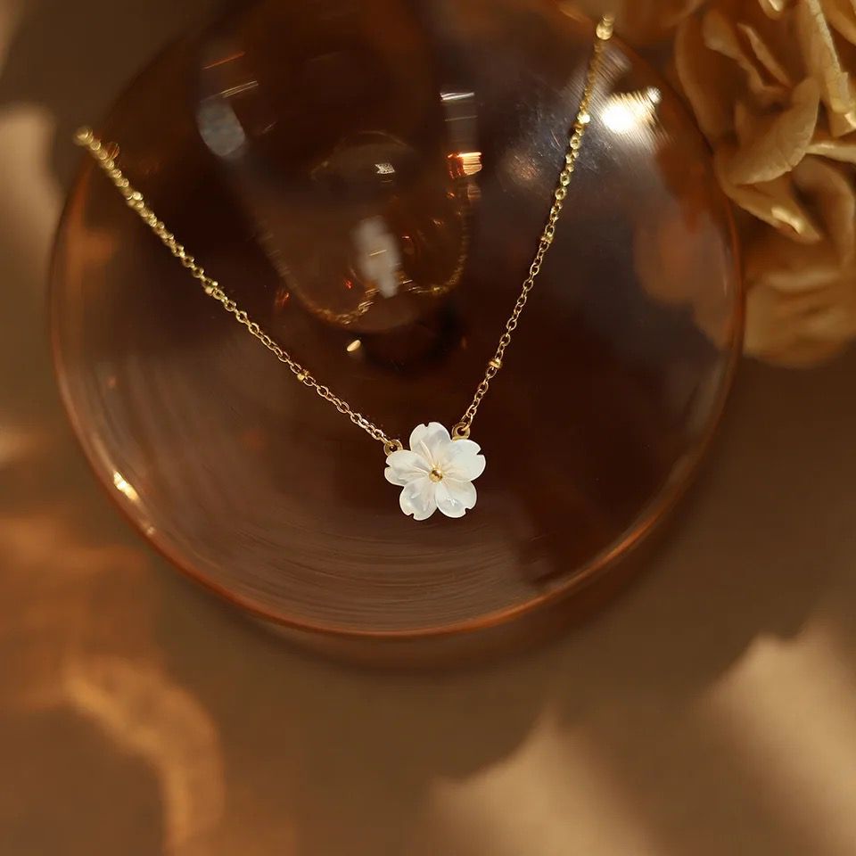 Natural Shell Flora Necklace -22K