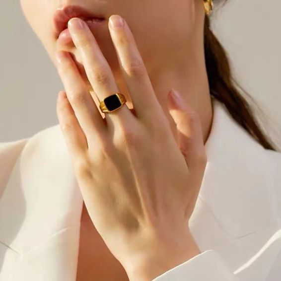 Portia Signet Ring -18K