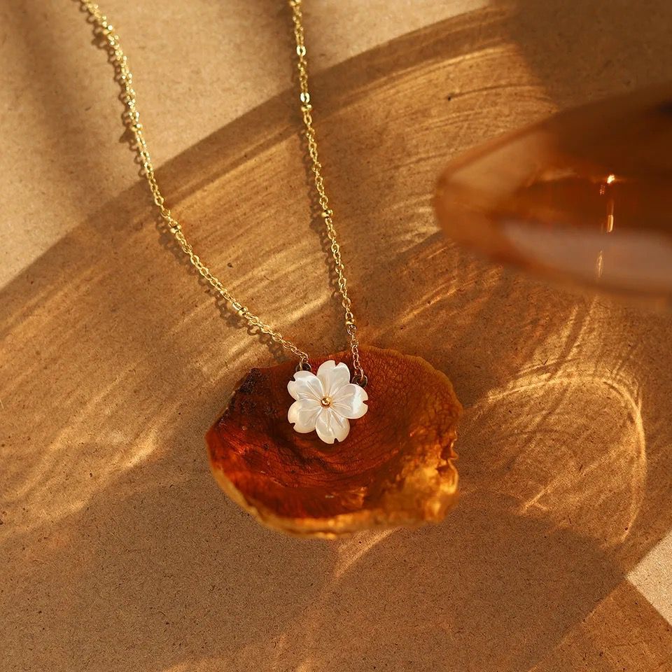 Natural Shell Flora Necklace -22K