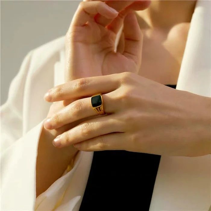 Portia Signet Ring -18K